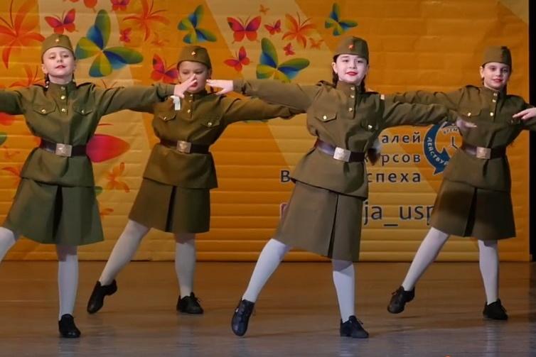 Дети танцуют на конкурсе хореографии