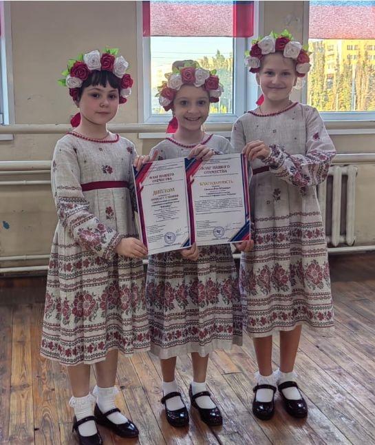 Самодеятельный коллектив современного эстрадного танца Каблучки с дипломами